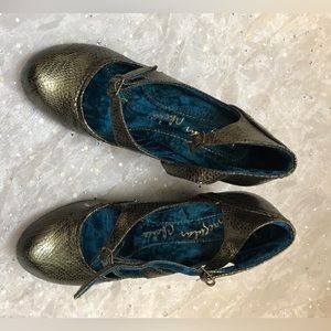 Irregular choice green leather heels
